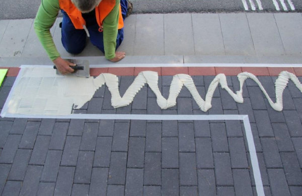 Montaż płytek zewnętrznych przy pomocy kleju hybrydowego