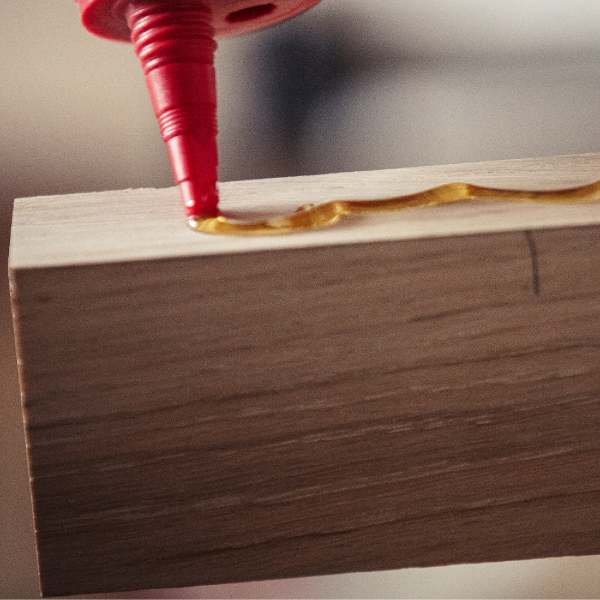 Klej montażowy w użyciu