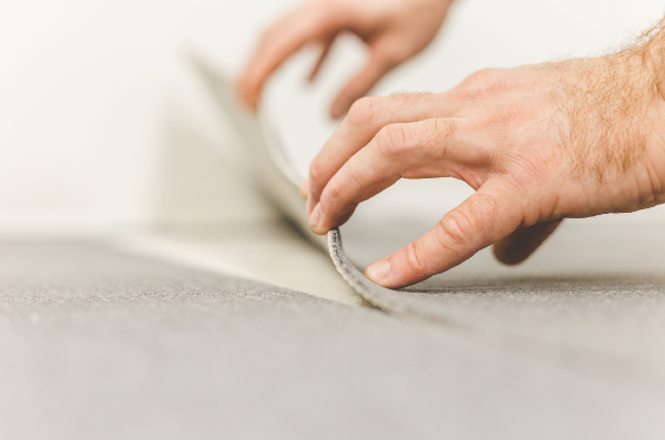 Przyklejanie wykładziny podłogowej do podłoża