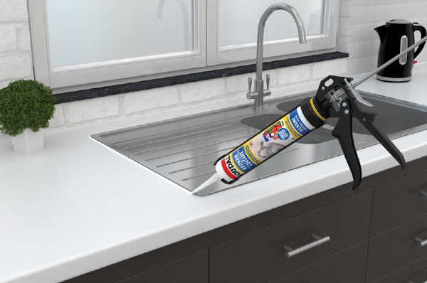 Wyciskanie kartusza silikonu przy umywalce