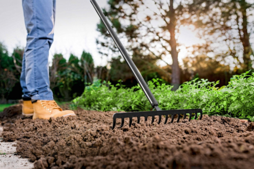 Metalowe grabie ogrodowe uniwersalne w praktyce