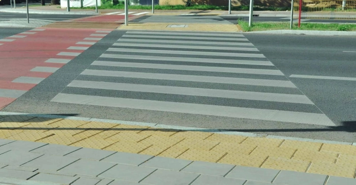 płytki integracyjne wskaźnikowe żółte na przejściu dla pieszych