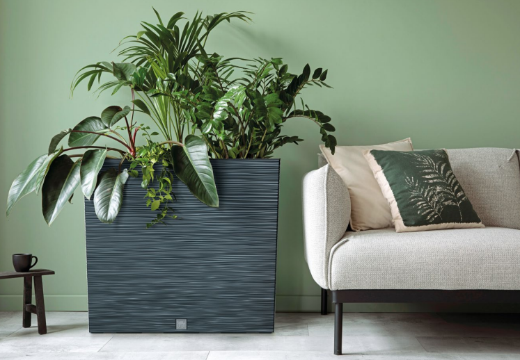 duże donice na balkon i taras w formie wysokiej skrzyni na kwiaty