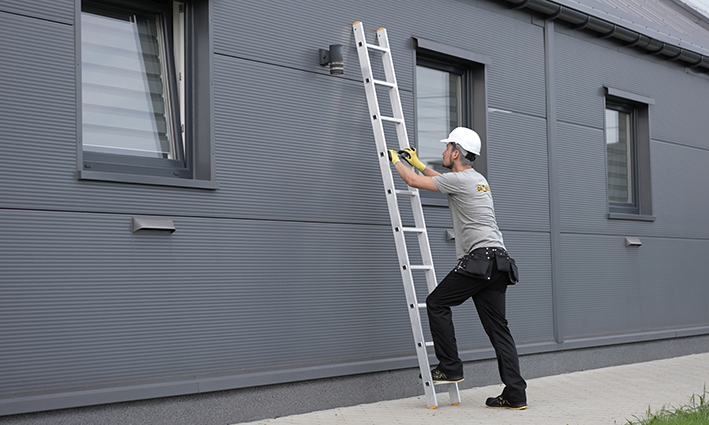 Bezpieczne profesjonalne drabiny z ryflowanymi stopniami w sklepie stamats