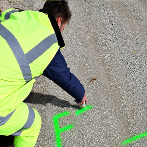 Jak wybrać spray do znakowania? Poradnik, który ułatwi Ci pracę w terenie