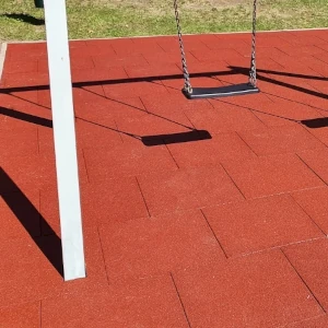 Bezpieczna nawierzchnia: Jak wybrać najlepsze maty na plac zabaw?