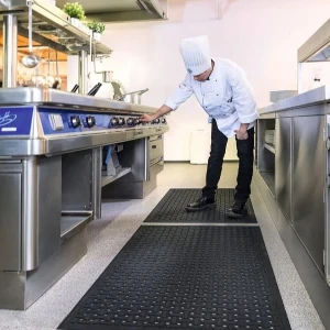 Maty antyzmęczeniowe w gastronomii – jak poprawić komfort i bezpieczeństwo pracy